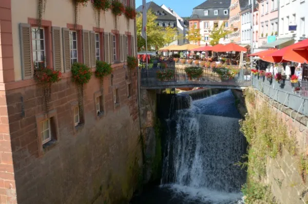 Saarburg Wasserfall Wasserfall in einer Gasse in Saarburg zwischen Fachwerkhäusern.