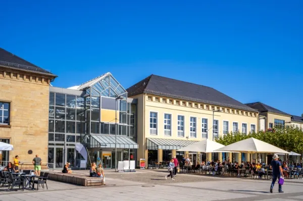 Altstadt Saarlouis Gebäude in der Altstadt von Saarlouis unter blauem Himmel.