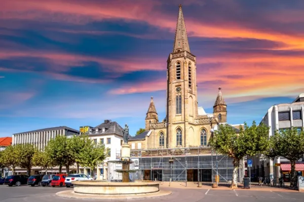 Saarlouis Kirche Kirche in Saarlouis unter rötlichem Abendhimmel.