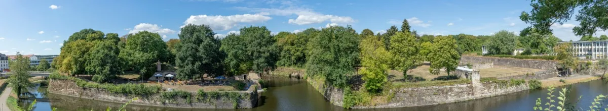 Saarlouis Unterirdische Kasematten in grüner Natur unter blauem Himmel.