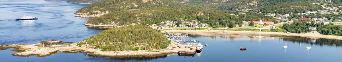 Luftaufnahme von Tadoussac und der umliegenden Region bei Tag.