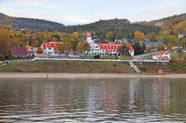 Das Hotel Tadoussac Das bekannte Hotel Tadoussac mit seinem hervorstechend rotem Dach bei Tag.