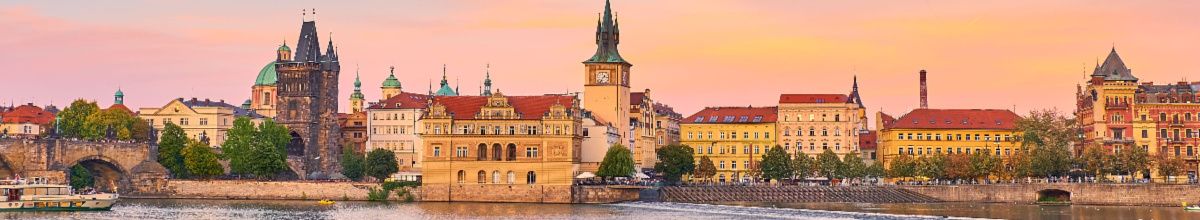 Panorama von der Moldau aus mit einem kleinen Teil von Prags Altstadt im Mittelpunkt bei Sonnenuntergang.