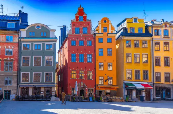 Kaufmannshäuser am Platz Stortorget Historische Kaufmannshäuser mit bunten Fassaden
