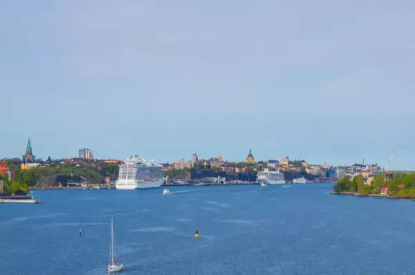 Der Hafen Stadsgarden Kreuzfahrtschiffe im Hafen vor der Altstadt von Stockholm