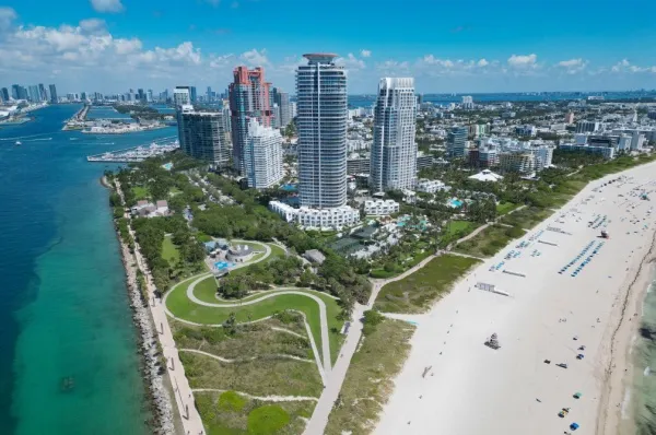 Blick auf Hochhäuser am Strand von Miami.