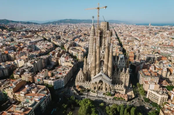 Luftaufnahme der Sagrada Família mit der Stadt im Hintergrund.