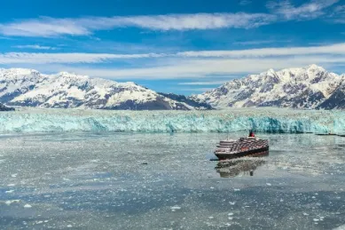Die Queen Elizabeth beim Hubbard Glacier. Buchen auch Sie Ihre Kreuzfahrt mit Cunard im Winter 2026/27.