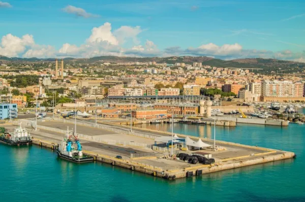Blick auf Civitavecchia und den Hafen in Rom.