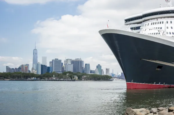 Nostalgie Kreuzfahrten: Das Flair vergangener Zeiten auf modernen Luxuslinern erleben Moderner Luxusliner im Stil klassischer Ozeandampfer im Hafen von New York, Symbol für Nostalgie Kreuzfahrten mit historischem Flair und modernem Komfort.