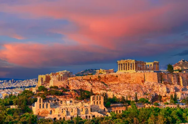 Ägäische Inseln und antike Stätten: Zeugen von Mythen, Schlachten und dem Aufbruch, der die Welt veränderte Die Akropolis in Athen bei Sonnenuntergang, Symbol für die antiken Stätten der Ägäis, die von Mythen, Schlachten und intellektuellem Aufbruch erzählen.