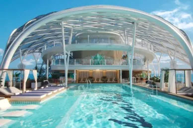 Rendering: Außenpool mit kuppelförmigem Dach auf der neuen Mein Schiff Flow. Am Beckenrand sind einige Liegestühle zu sehen.