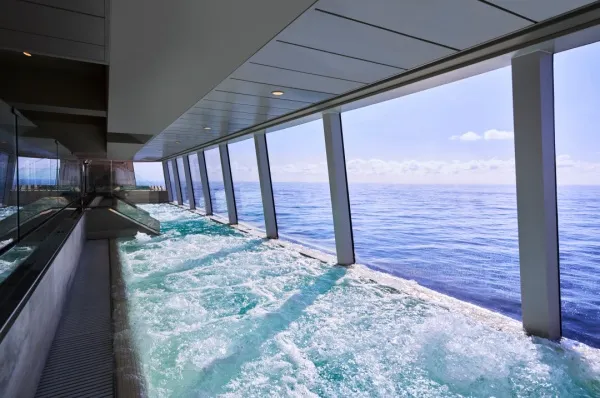 Entspannen Sie sich im Spa der EXPLORA I, während Sie auf die seichten Wellen des Meeres Blicken. Eine Aussicht die Platz 2 der luxuriösesten Kreuzfahrtschiffe wohl verdient hat.