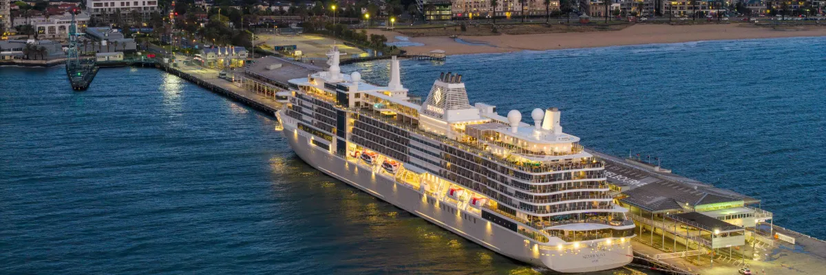 Blick auf das Schiff Silver Nova in Melbourne aus Vogelperspektive. Silver Nova erhält Platz 3 der luxuriösesten Kreuzfahrtschiffe.