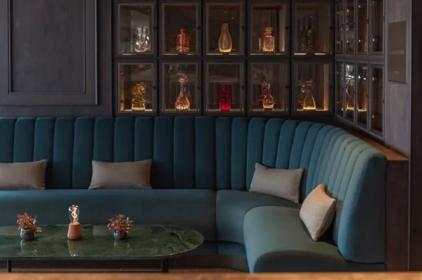 Entspannen Sie sich in der SALT Bar der Silver Nova oder genießen Sie den Panaromablick an Bord. Durch diese Ausstattung erhält die Silver Nova Platz 3 der luxuriösesten Kreuzfahrtschiffe.