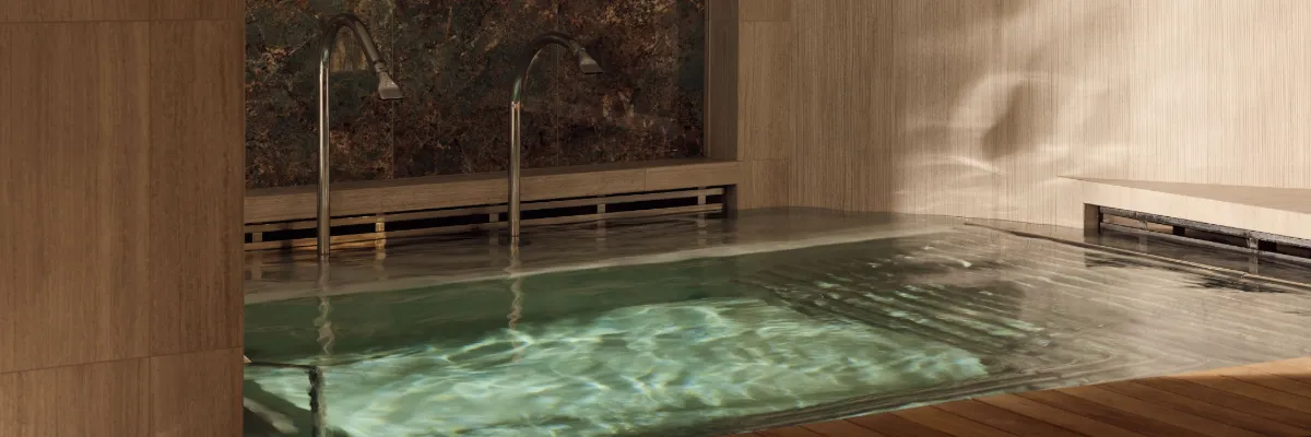 Entspannen Sie sich im Spa der EXPLORA I, während Sie auf die seichten Wellen des Meeres Blicken. Eine Aussicht die Platz 2 der luxuriösesten Kreuzfahrtschiffe wohl verdient hat.