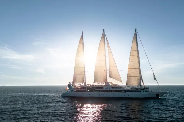 Le Ponant Segelschiff auf dem Meer bei Sonnenuntergang.
