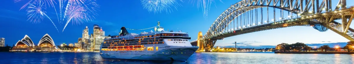 Kreuzfahrtschiff auf dem Wasser, im Hintergrund Feuerwerk und die Brücke von Sydney.