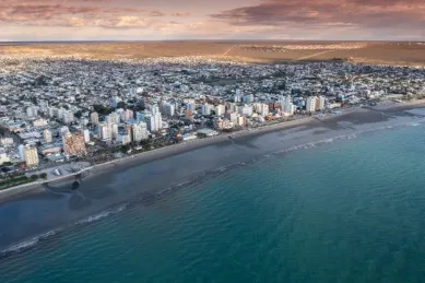 Blick auf die Küste von Puerto Madryn am Meer mit vielen Hochhäusern.
