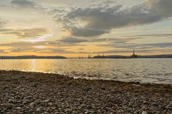 Sonnenaufgang über den Bohrinseln im Cromarty Firth nach Invergordon.