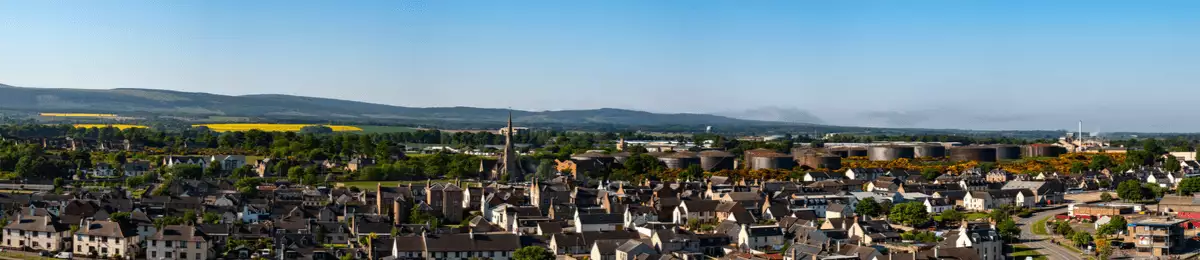 Blick auf die Stadt mit der Church of Scotland und den alten Öltanks am Stadtrand.