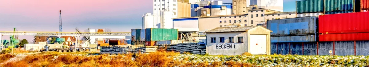 Industrieller Gebäude am Rheinufer von Gernsheim bei Sonnenuntergang.