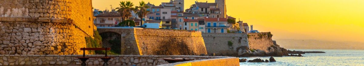Die Küste bei Antibes während des Sonnenuntergangs mit ihren markanten Festungsmauern und typischen Häusern.