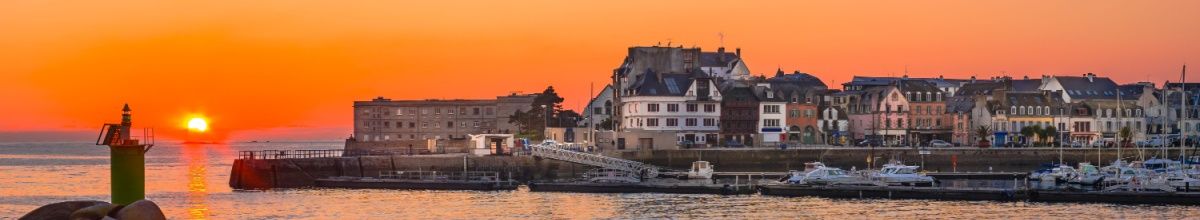Ein Teil von Concarneau direkt am Meer gelegen bei einem malerischen Sonnenuntergang.