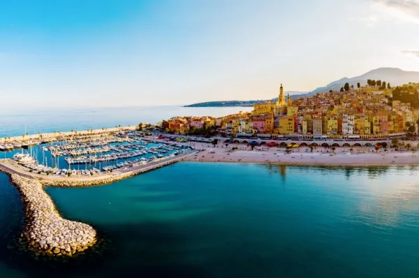 Der Hafen von Menton mit Bootsstegen und der Altstadt im Hintergrund.