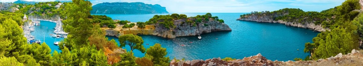 Panoramablick auf ein Calanque bei Tag.