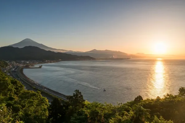 Bucht von Shimizu bei Sonnenuntergang mit dem Fuji im Hintergrund.