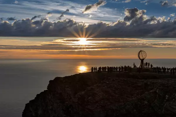 Besucher bewundern die zauberhafte Mitternachtssonne rund um den Globus am Nordkap bei Honningsvåg.