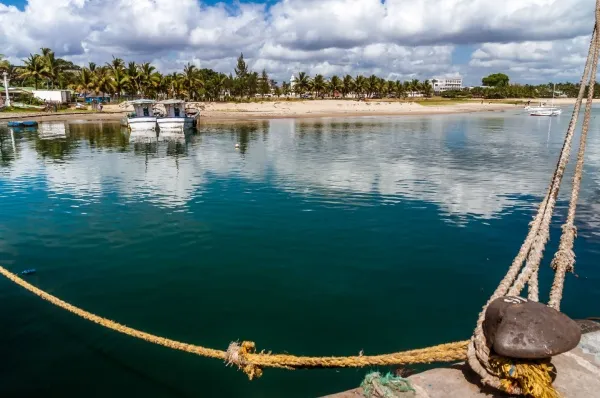 Hafenbereich in Toamasina, im Hintergrund sieht man kleine Fischerboote vor weißem Sandstrand angelegt.