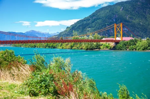 Aysén Fluss Orangefarbene Brücke führt über den kristallklaren Aysén-Fluss.