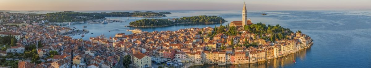 Panoramablick auf die historische Altstadt von Rovinj bei tief stehender Sonne.