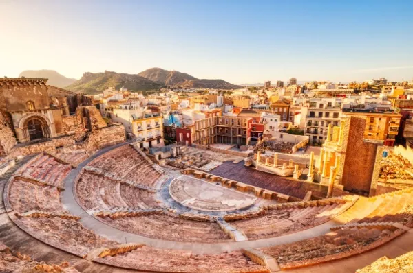 Blick auf das Römische Theater von Cartagena mit den Häusern der Stadt im Hintergrund.