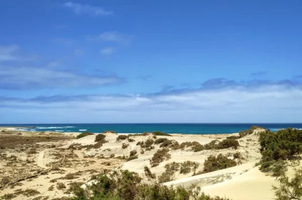 Maio Dünen Dünenlandschaft und Sandstrand unter blauem Himmel.