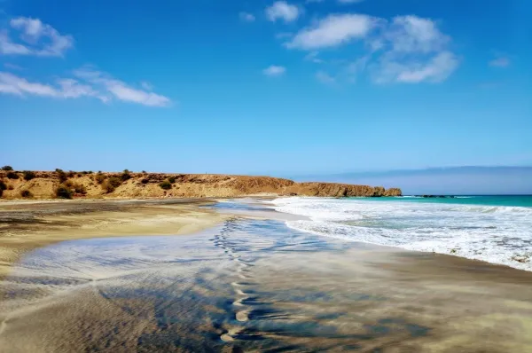Maio Strand Einsamer Sandstrand mit Dünen unter blauem Himmel.