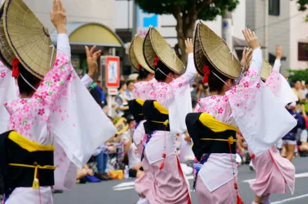 Traditionell gekleidete Tänzerinnen tanzen auf der Straße während des Awa-Odori-Festivals in Tokushima.