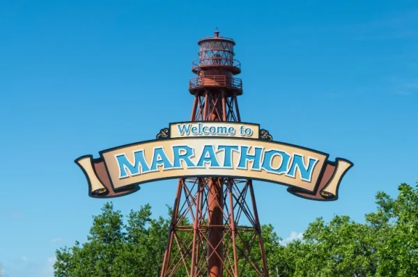 Marathon Schild Turm auf dem ein Schild mit "Welcome to Marathon" steht.