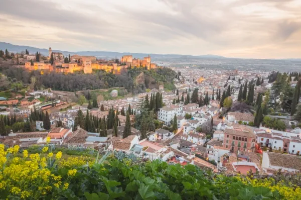 Die letzten Sonnenstrahlen fallen auf die Alhambra in Granada.