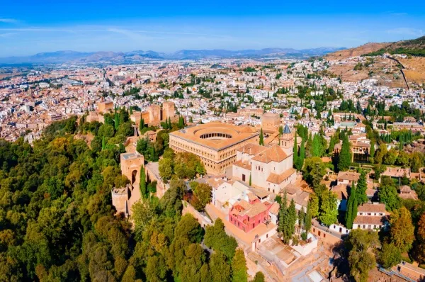 Panoramablick auf die Alhambra und die Dächer der Stadt Granada.