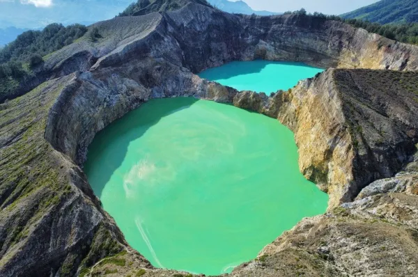 Kraterseen auf dem Kelimutu Vulkan.