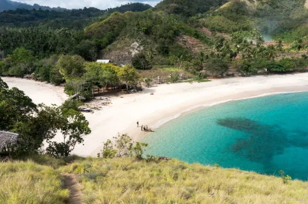 Maumere Bucht mit weißem Sandstrand am türkisfarbenen Meer.