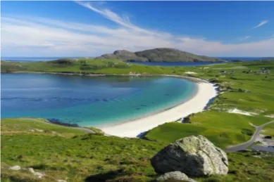 Aussicht auf eine malerische Bucht auf Vatersay bei Tag mitsamt Strand und grünen, wallenden Hügeln.