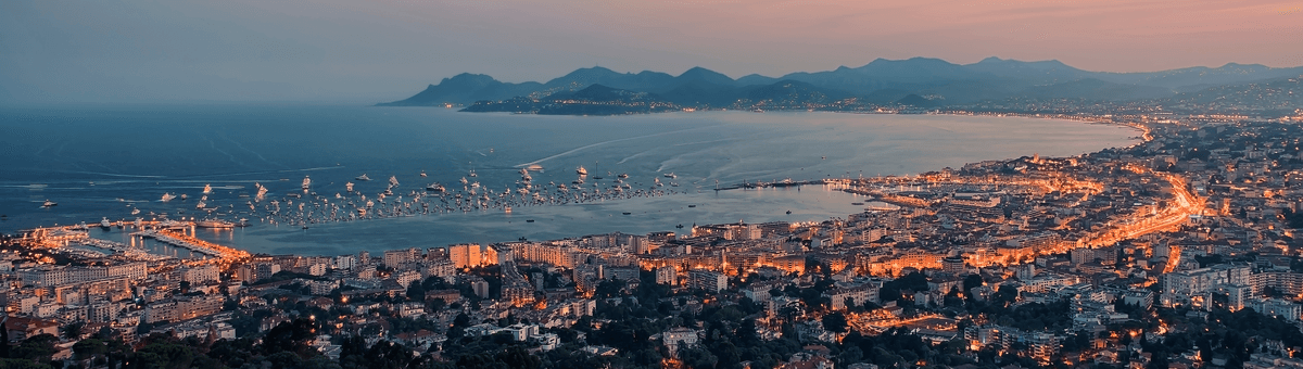Kreuzfahrt nach Cannes: Stadtview bei Nacht