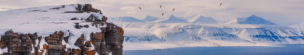 Die zerklüftete Fels- und Eislandschaft von Spitzbergen.