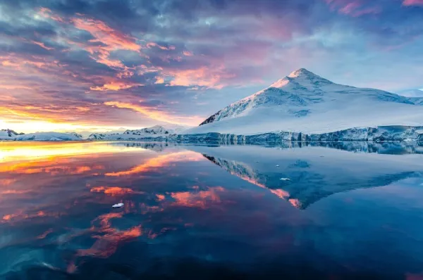 Die Mitternachtssonne über Norwegen Die spektakuläre Mitternachtssonne über Norwegens Gletscher.