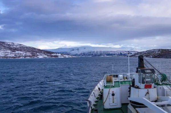 Die Küste Gibostads Die Küste bei Gibostad von einem Schiff aus fotografiert bei Tag.
