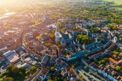 Luftaufnahme des urbanen Herzens von Middelburg bei Tag mit der Abtei der Stadt im Zentrum.